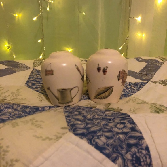Pfaltzgraff Garden Themed Salt and Pepper Shakers - Picture 3 of 4
